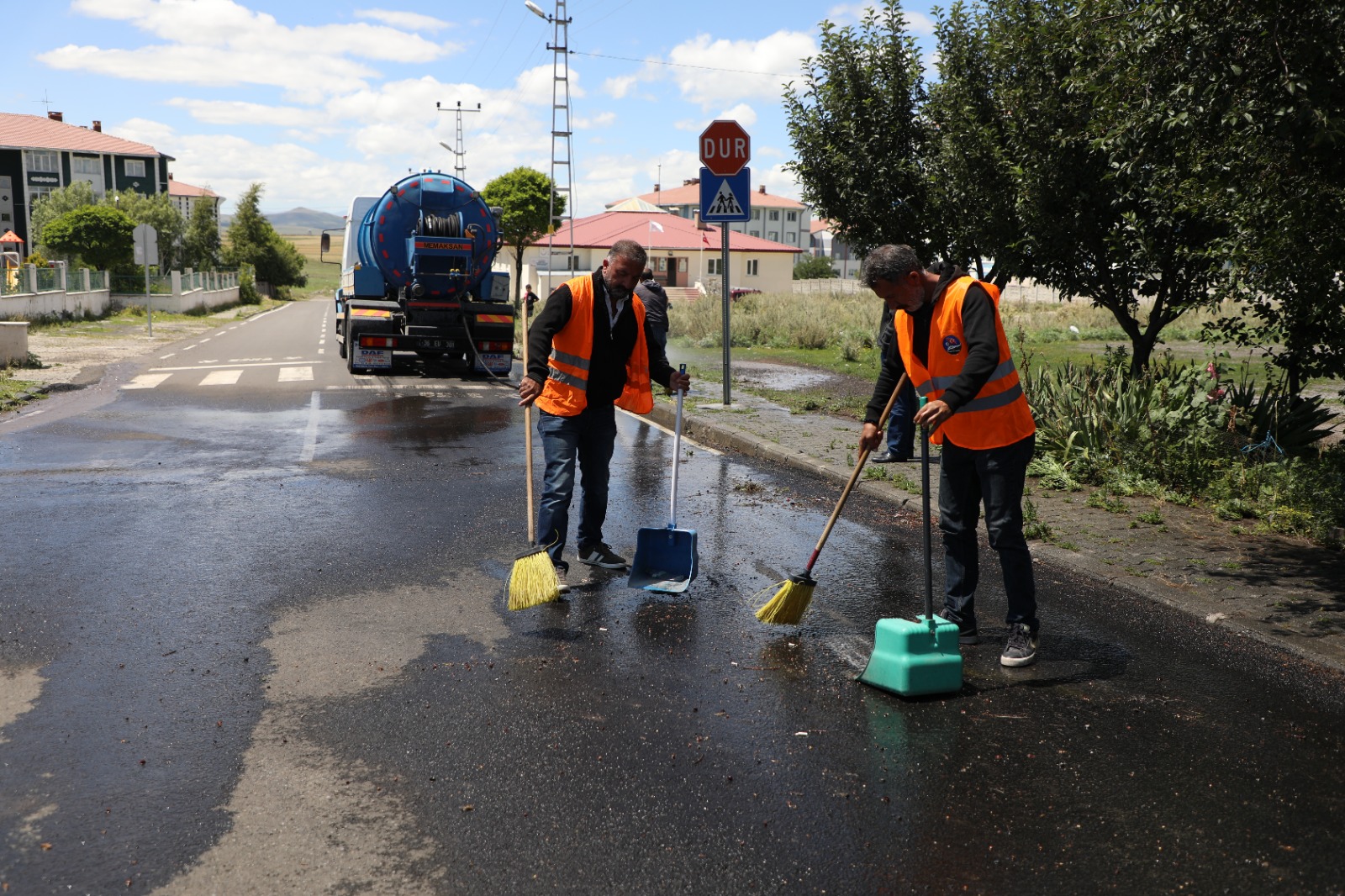 Kars'ta Temizlik Çalışmaları Aralıksız Devam Ediyor