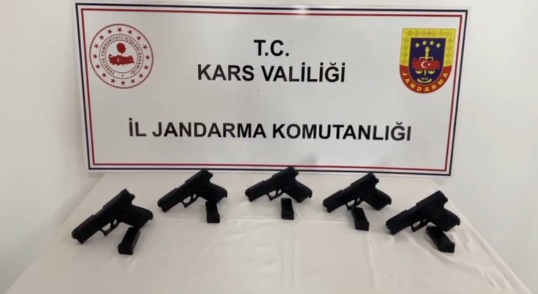 Kars'ta yolcu otobüsünün bagajından 'cephanelik' çıktı!