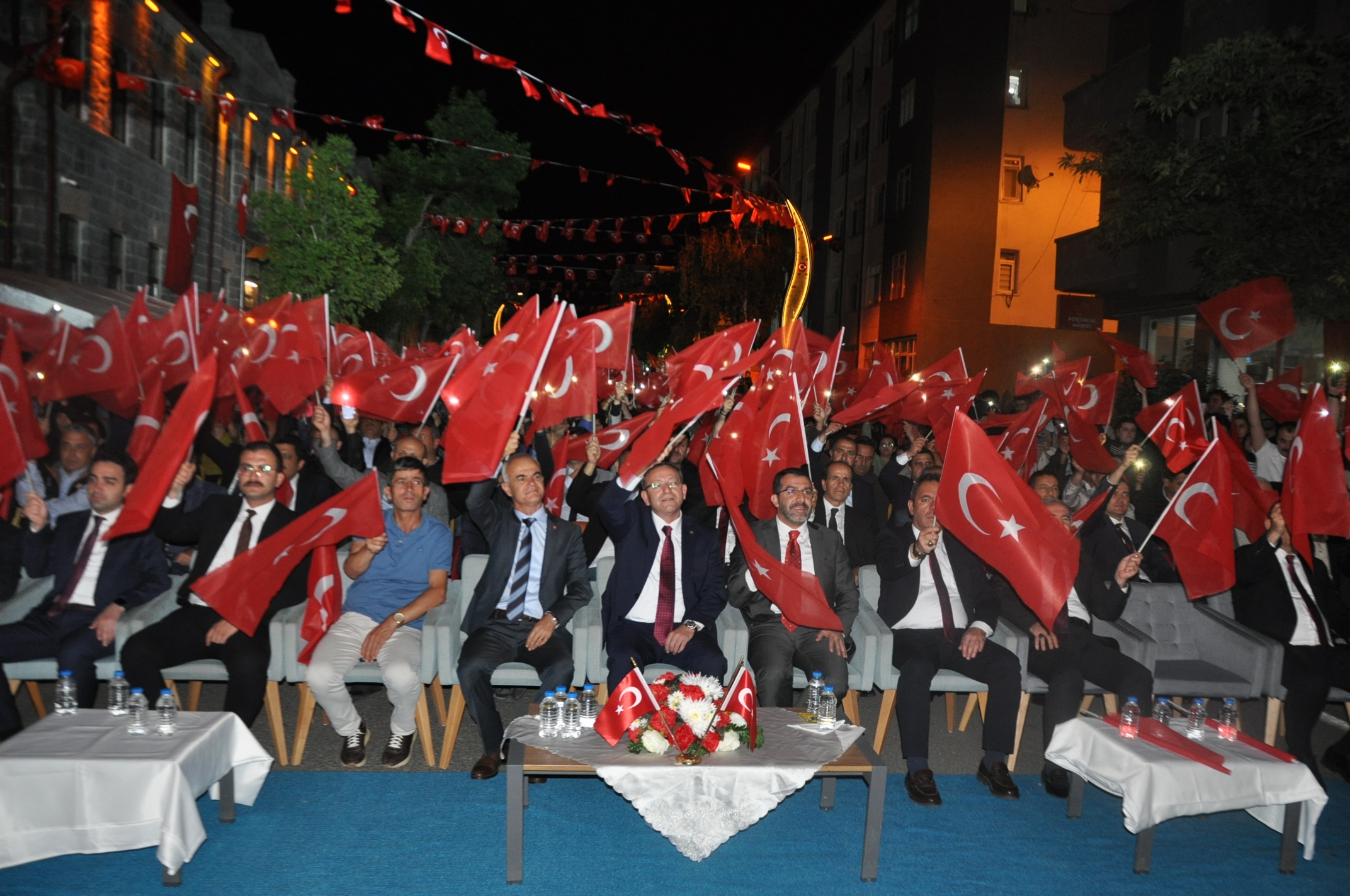 Karslılar 15 Temmuz'da demokrasi meydanını doldurdu