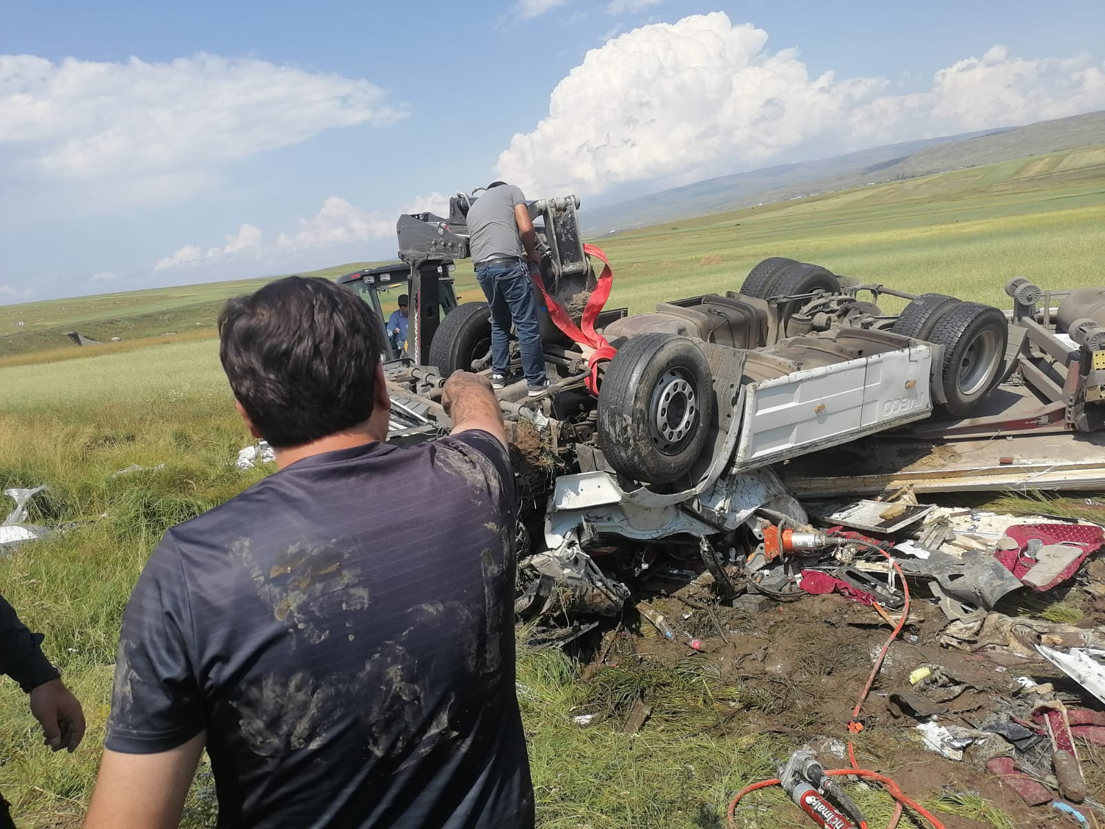 Kars'ta devrilen tırda sıkışan sürücü yaralandı