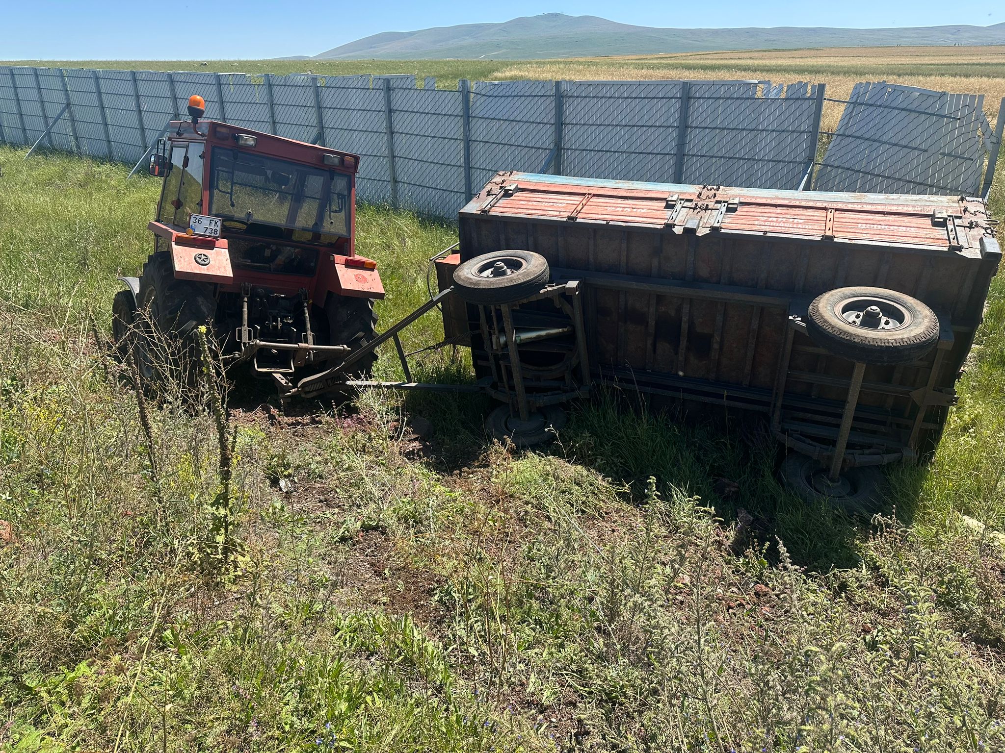 Kars'ta traktör devrildi: 1 yaralı