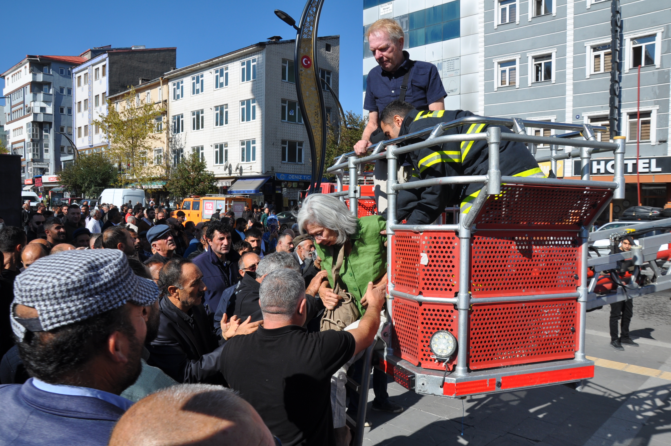 Kars'ta 7 katlı otelde yangın: 9 yaralı