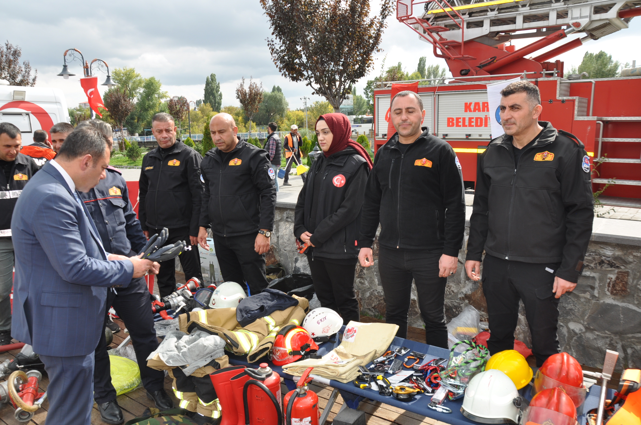 Kars'ta "ateş savaşçıları" ekipmanlarını sergiledi