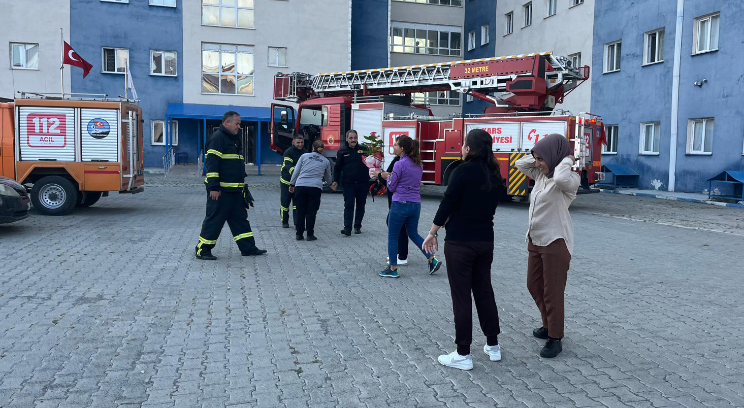 Kars'ta öğrencilerden itfaiye ekiplerine sürpriz ihbar