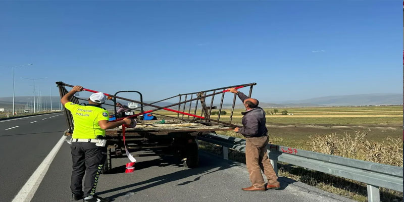 Kars'ta Traktör sürücülerine reflektör uyarısı