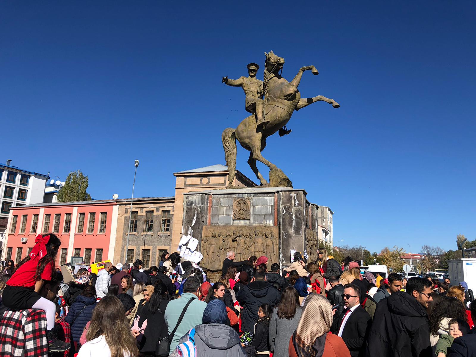 Cumhuriyetin torunları Atatürk'e mektup bıraktı