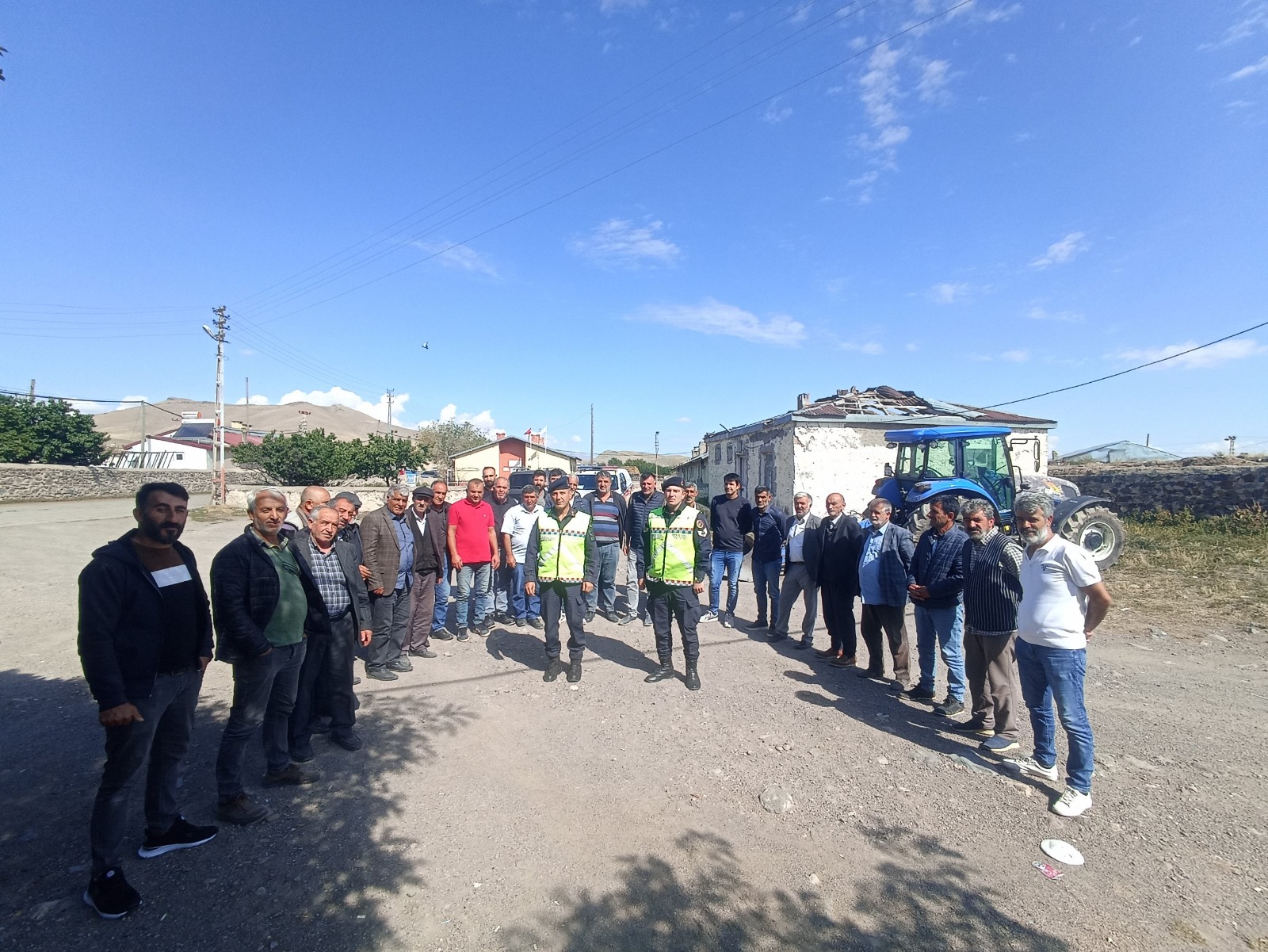 Digor İlçe Jandarma Komutanlığı'ndan Traktör Sürücülerine Eğitim Semineri