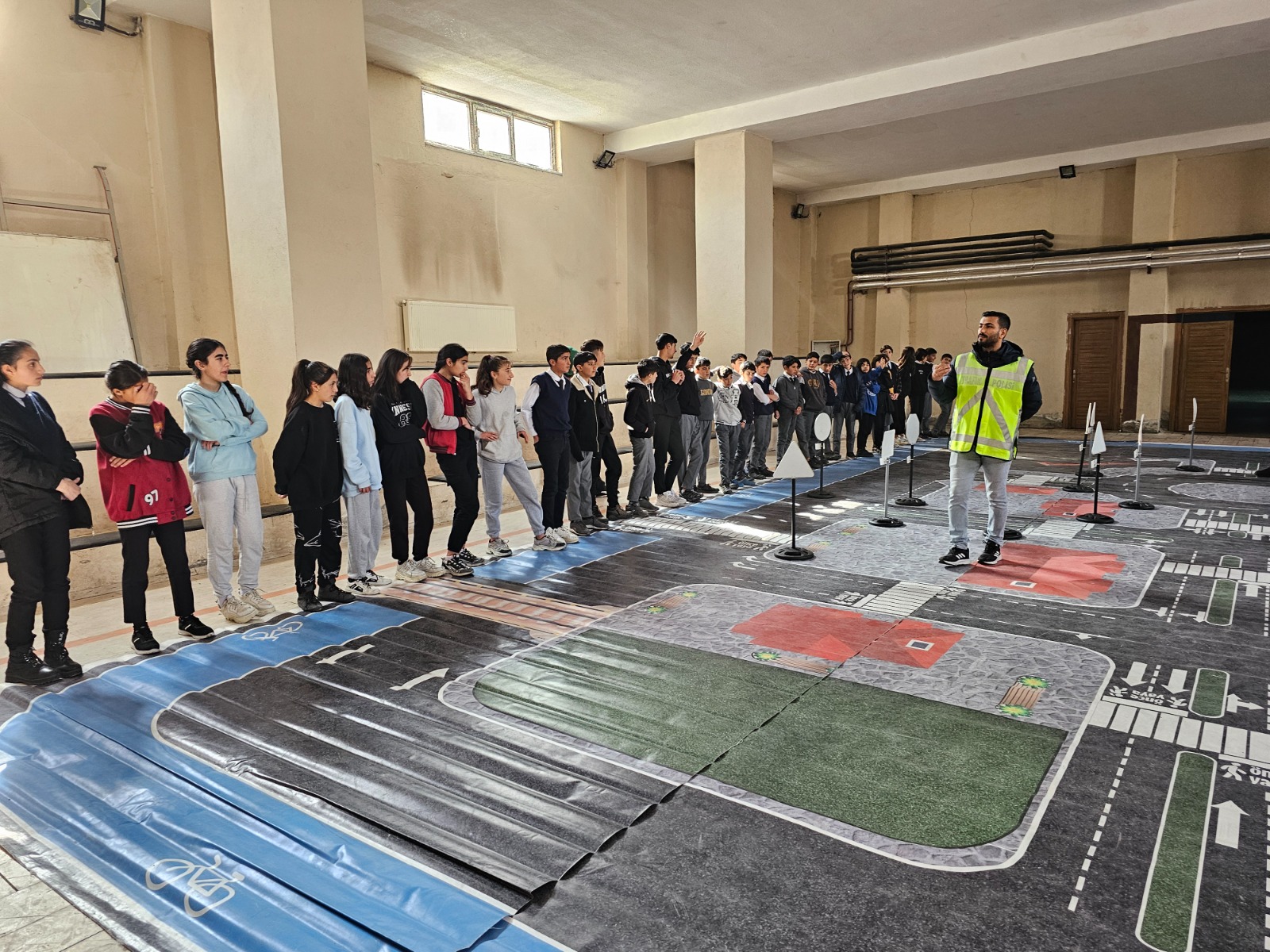 Kars Emniyet Müdürlüğü Çocuk parkında Eğitim verdi.