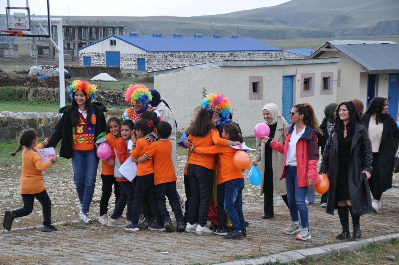 Kars'ta 'Bir Oyuncak da Sen Ver' gönüllüleri, kalpleri ısıtmaya devam ediyor