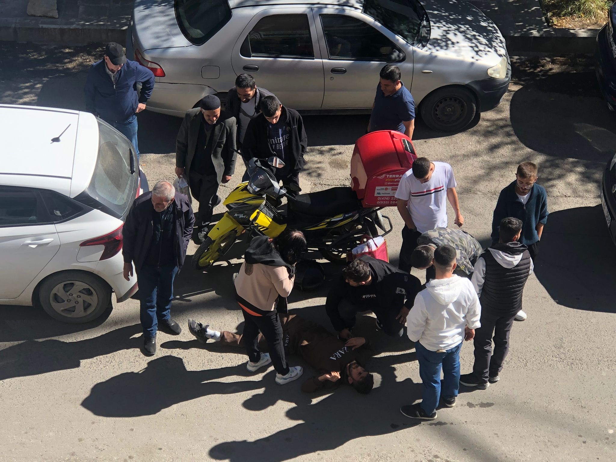 Kars'ta otomobile arkadan çarpan motosiklet sürücüsü yaralandı