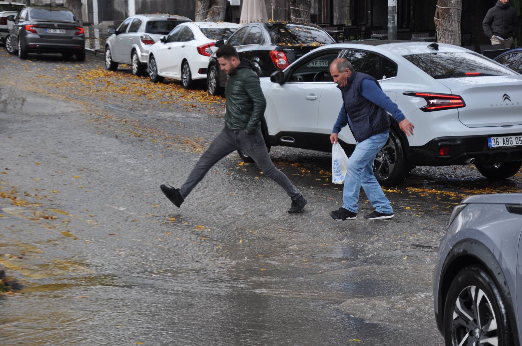 Kars'ta Sağanak Yağış Etkili Oldu