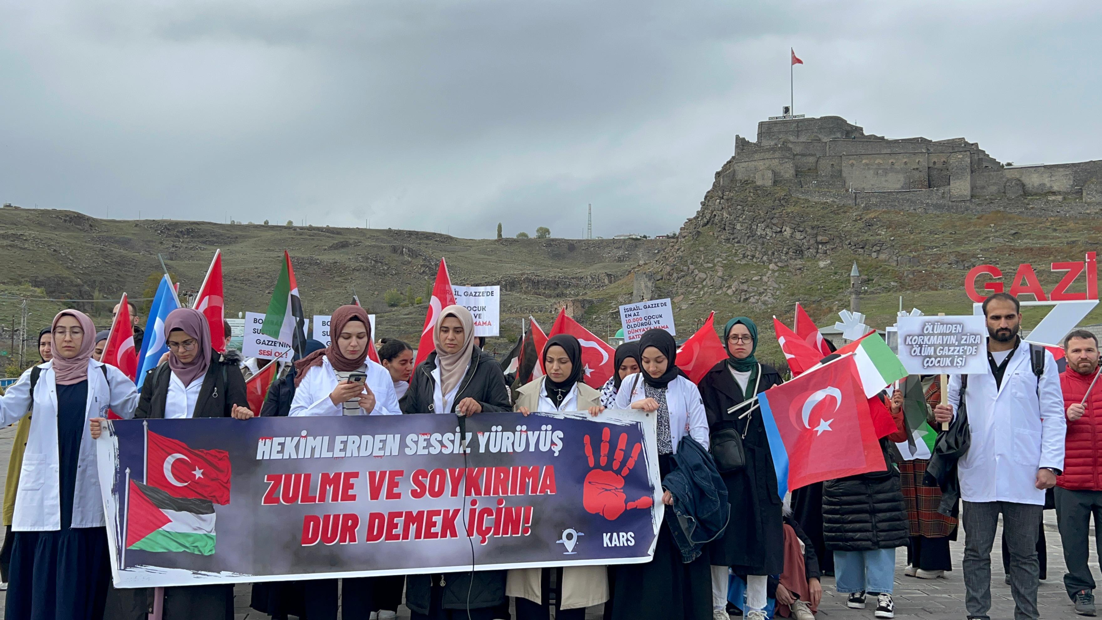 Sağlıkçıların Kars'ta 47 haftalık sessiz yürüyüşü