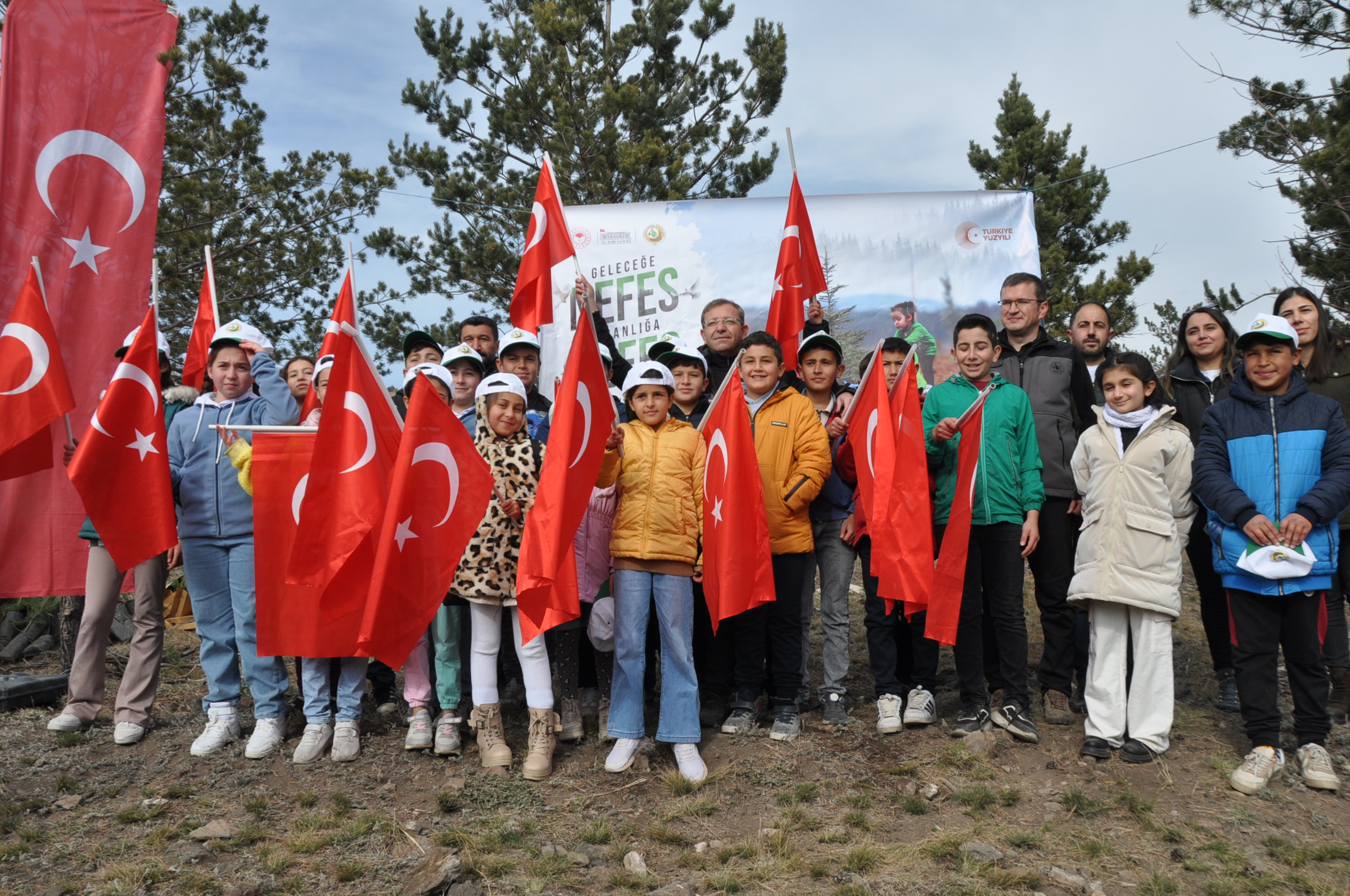 Kars'ta binlerce fidan toprakla buluştu