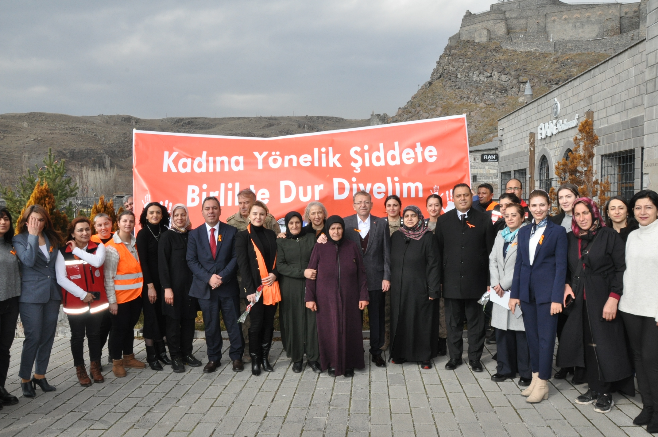 Kars'ta kadına şiddete dikkat çekildi