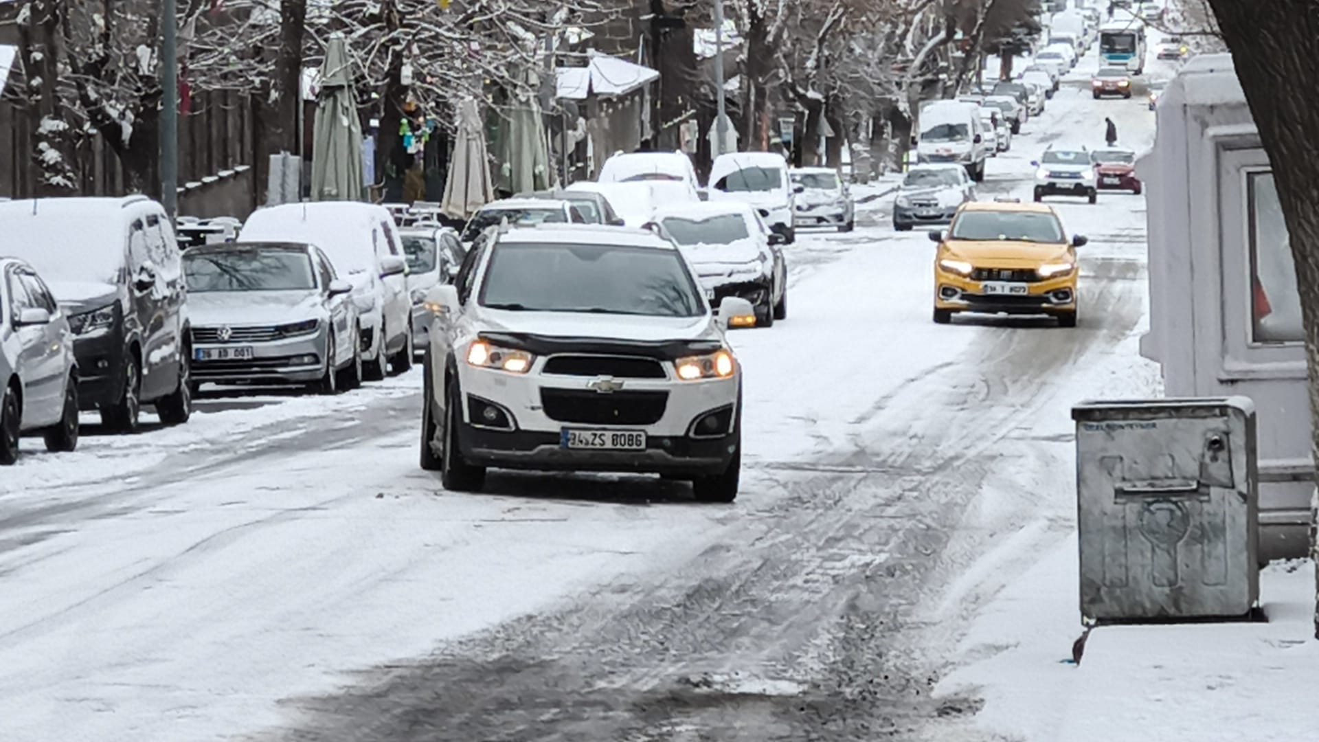 Kars'ta Kar ve Buzlanma Araç Trafiğini Olumsuz Etkiledi