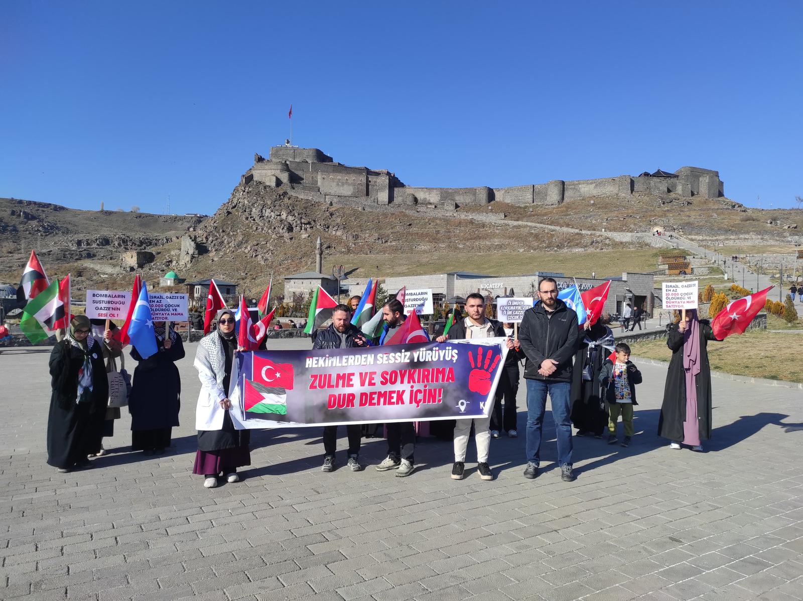 Sağlıkçıların Kars'ta 52 haftalık sessiz yürüyüşü