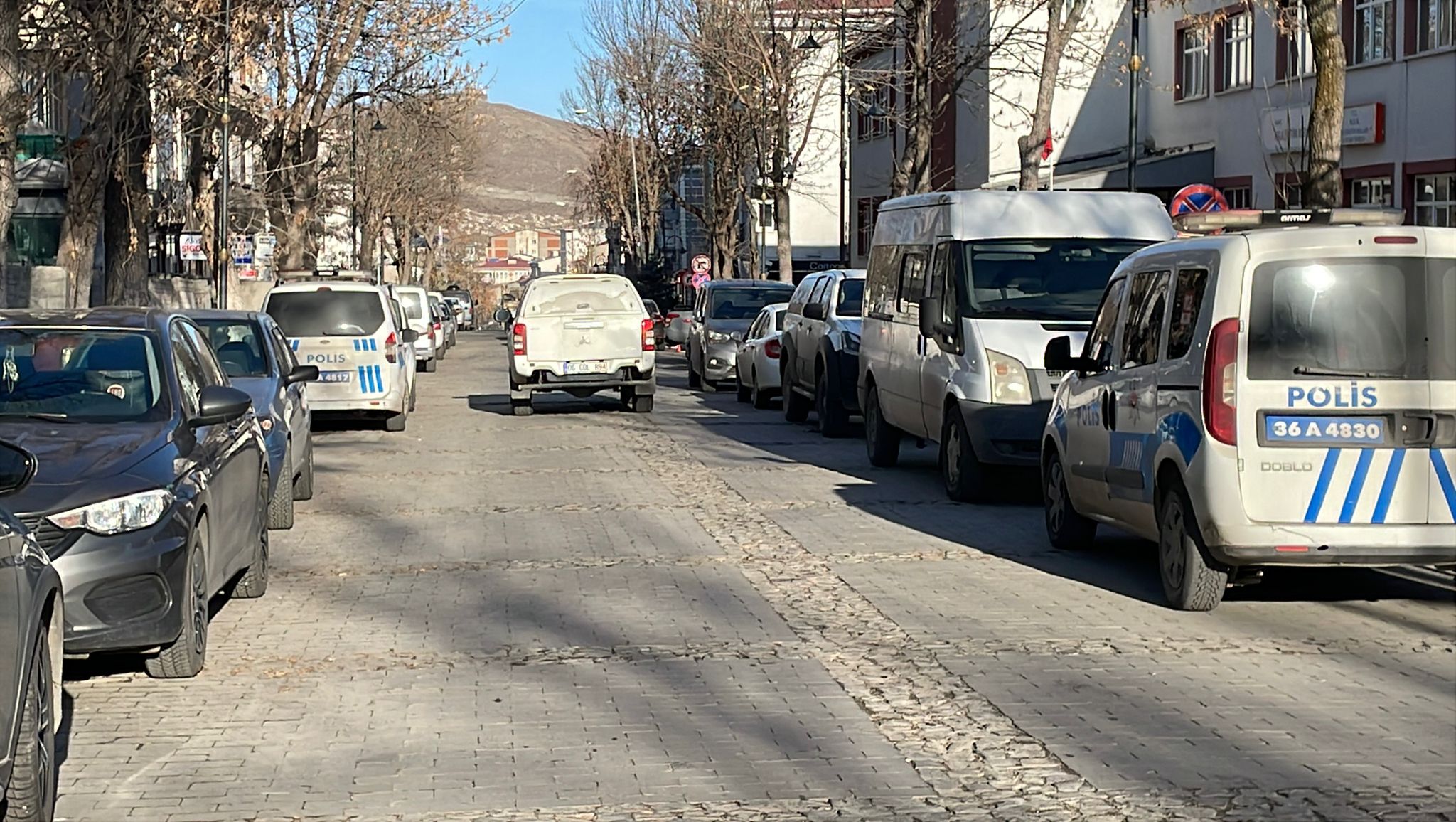 Emniyet Müdürlüğüne Ait Araçların Çift Sıra Parkı Sürücüleri Zora Sokuyor