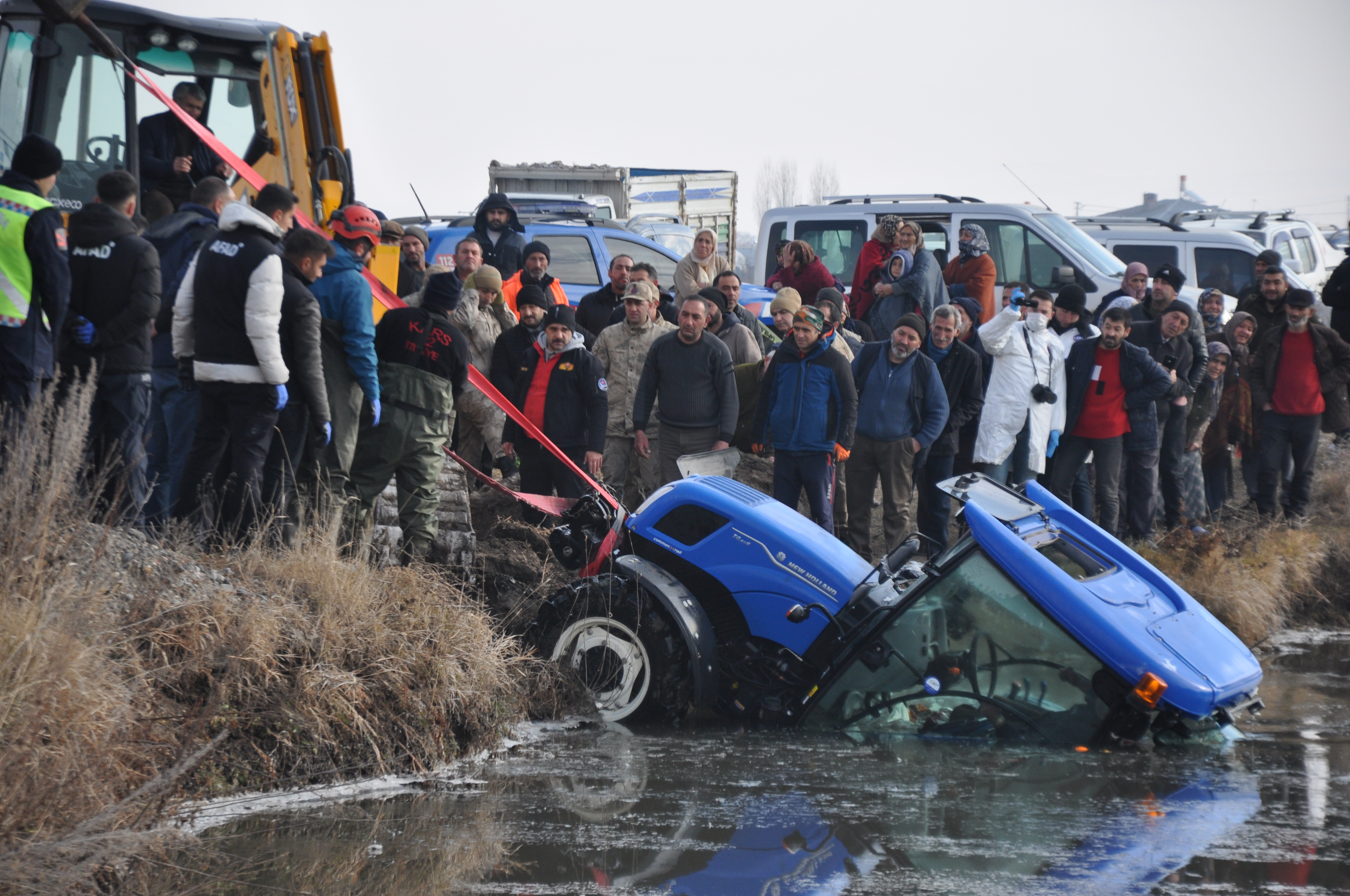 Kars Çayı'na traktörle düşen sürücü hayatını kaybetti