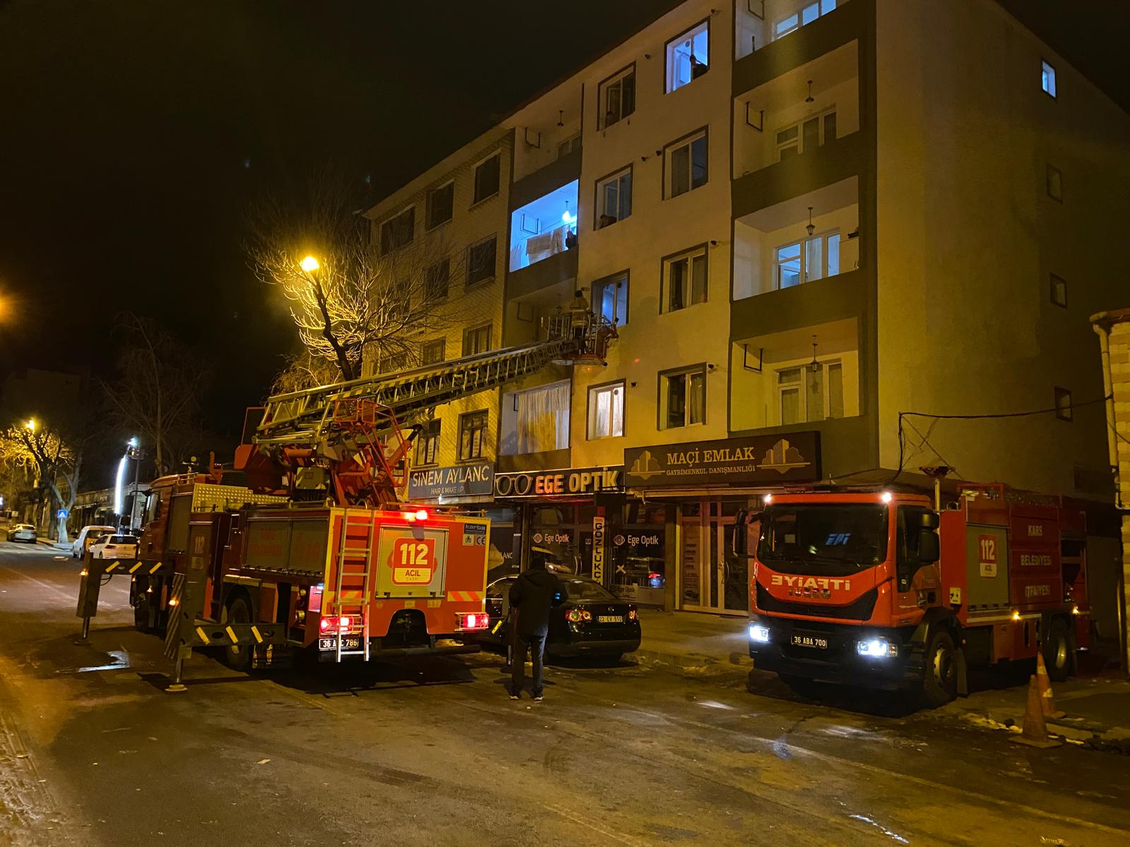 Kars'ta ev yangını ekipleri alarma geçirdi