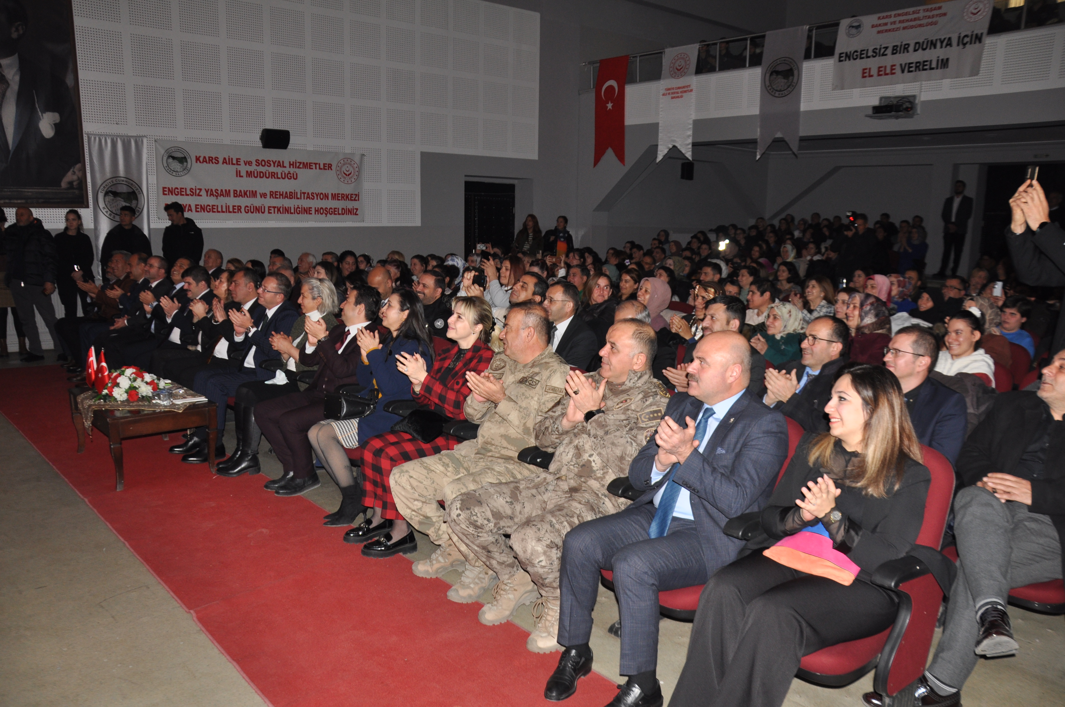 Kars'ta özel çocuklar Dünya Engelliler Günü'nde sahne aldı