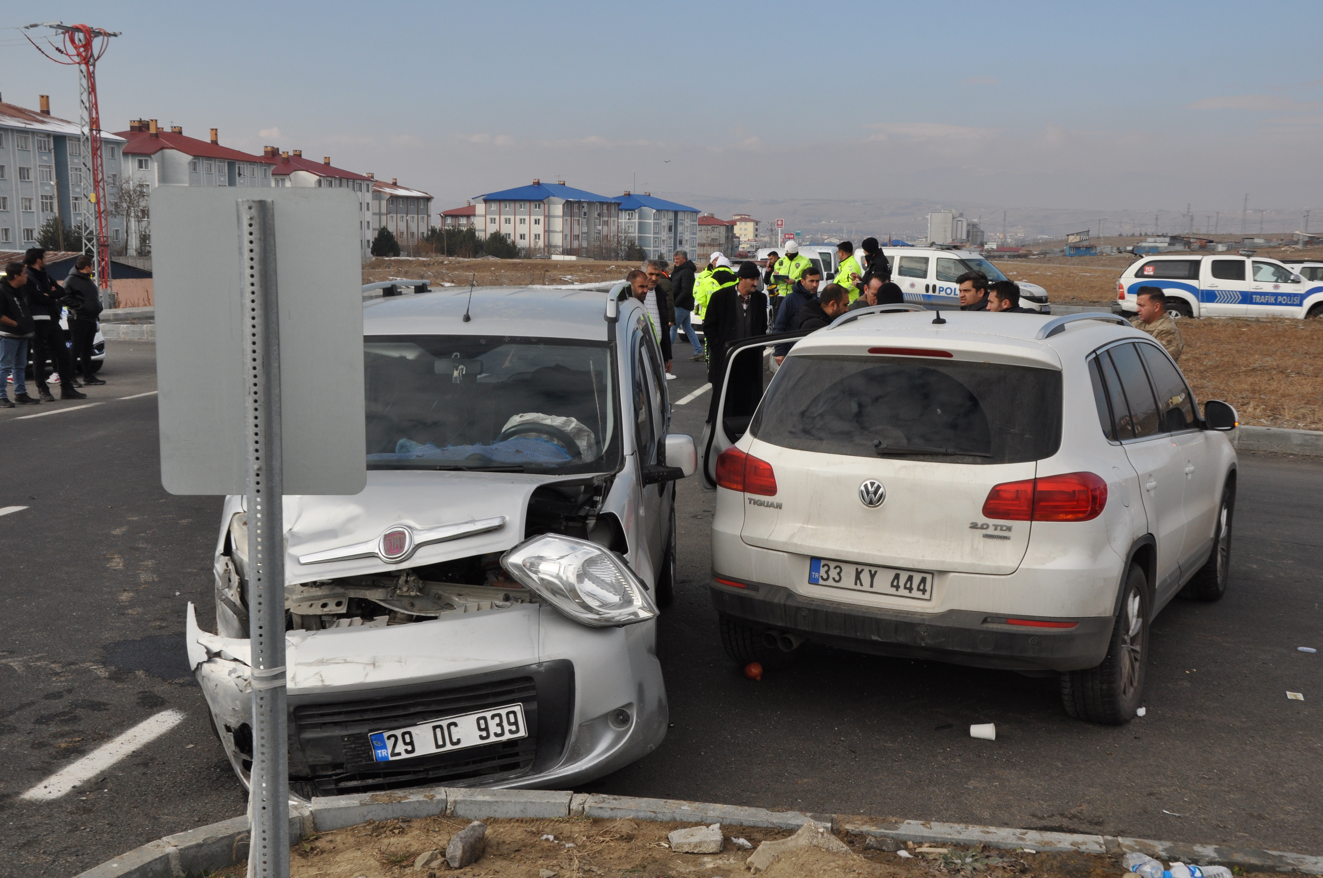 Kars'ta trafik kazası: 2 kadın, 1 çocuk yaralı