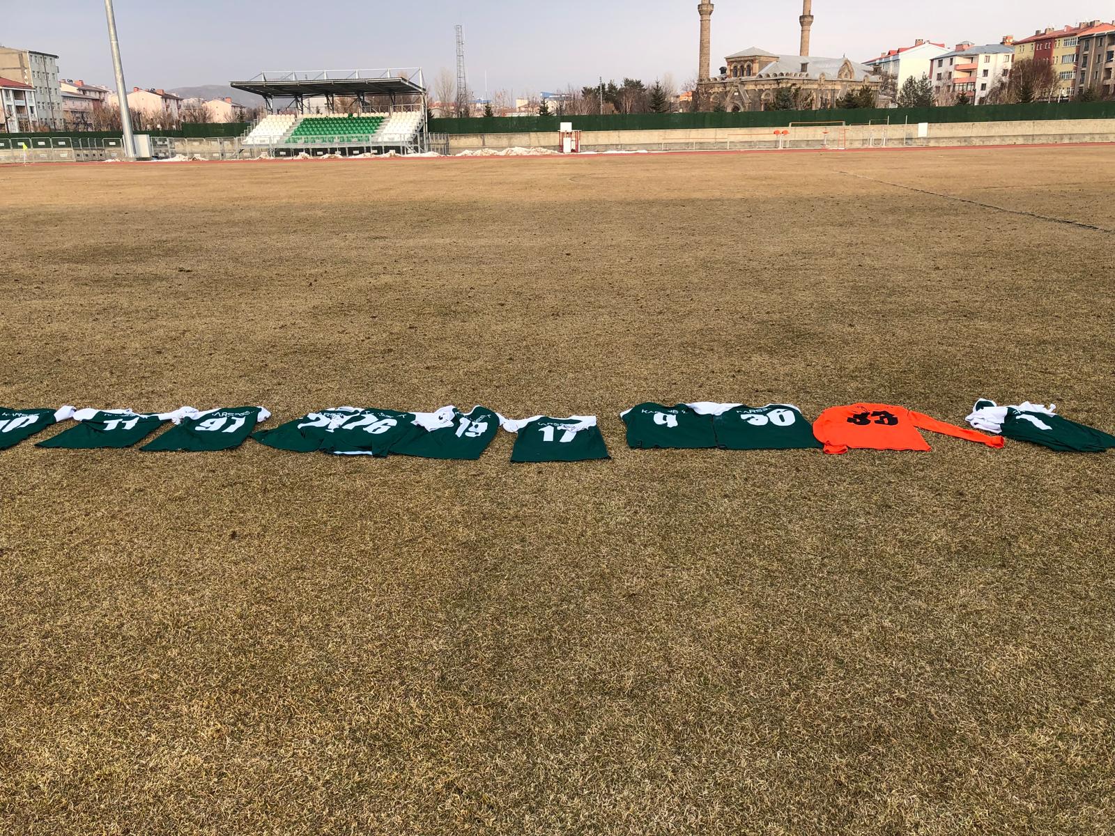 Sahipsiz bırakılan Kars 36 Spor oyuncuları tepki gösterdi