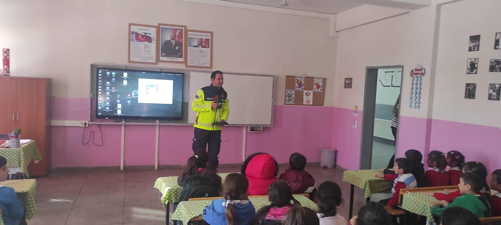 Kars'ta öğrencilere yönelik trafik semineri