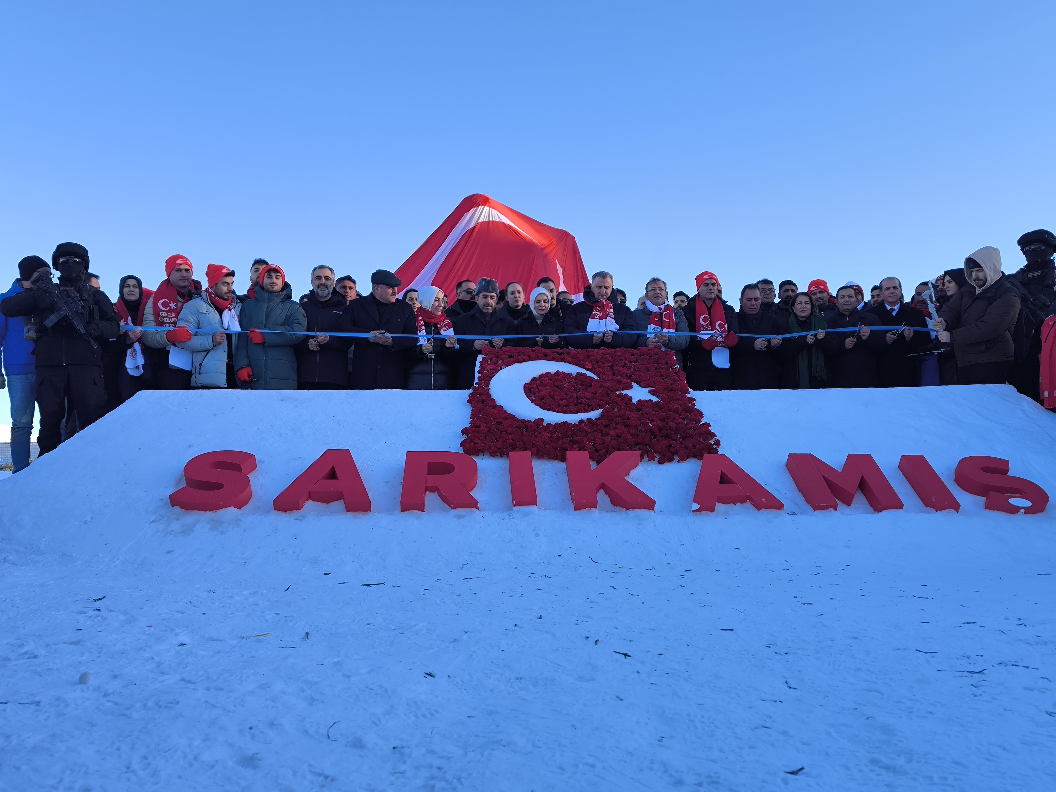 Sarıkamış şehitleri anısına yapılan kardan heykeller açıldı