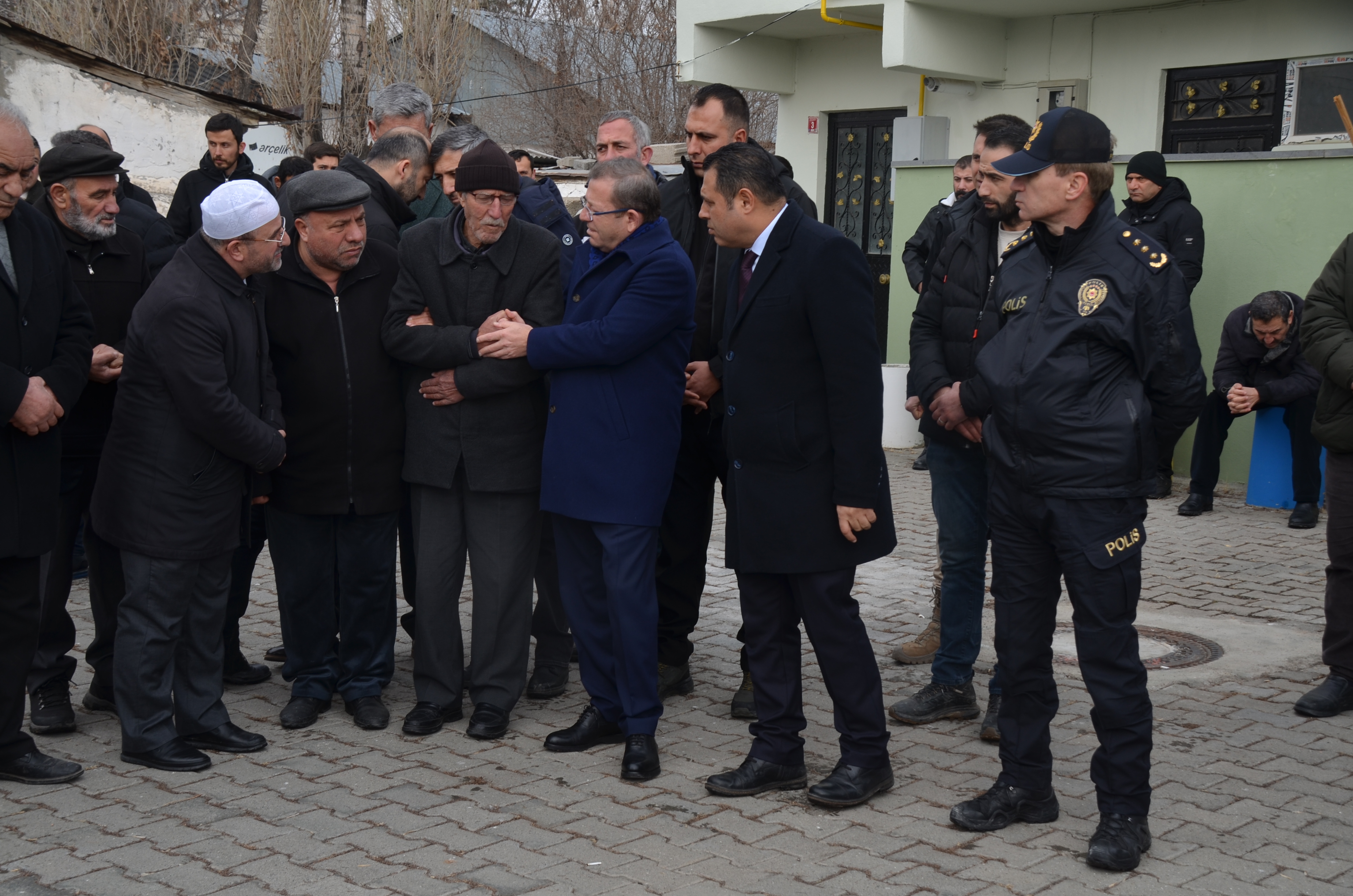 Şehit babasından valiyi duygulandıran ifade: "Elin üşür sayın valim"