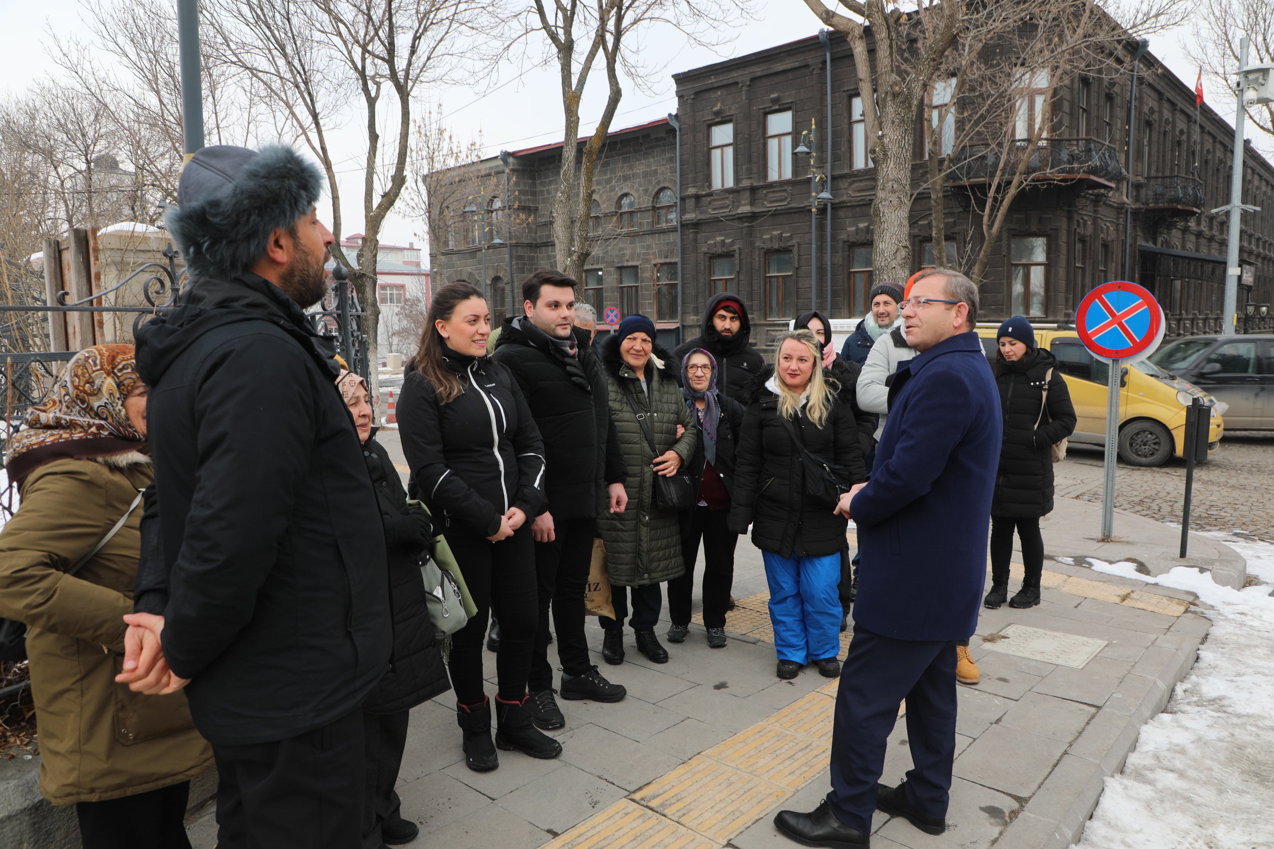 Vali Polat, Kars'ı tercih eden yerli turistlerle bir araya geldi