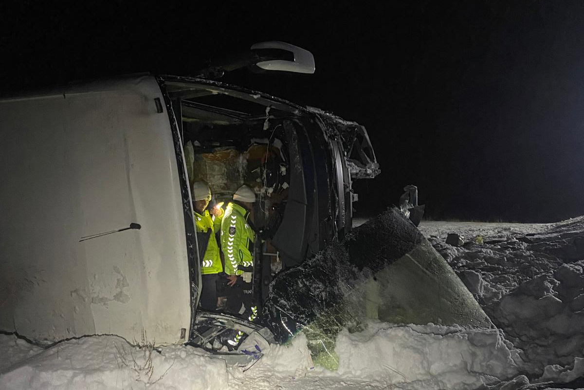 Kars'a gelen otobüs, Erzurum'da devrildi