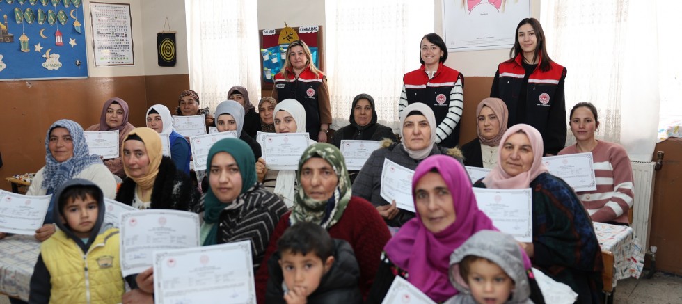 Kars'ta başarılı kursiyerlere belgeleri törenle verildi