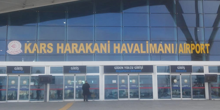 Kars'ta hava ulaşımına kar ve tipi engeli!