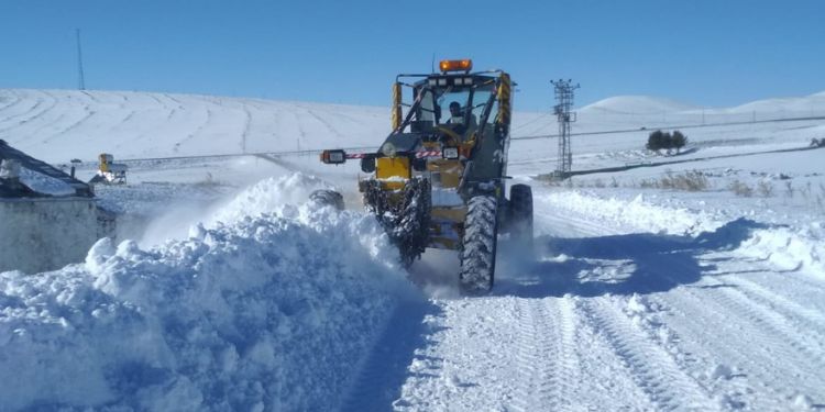 Kars'ta kar ve tipi köy yollarını kapattı