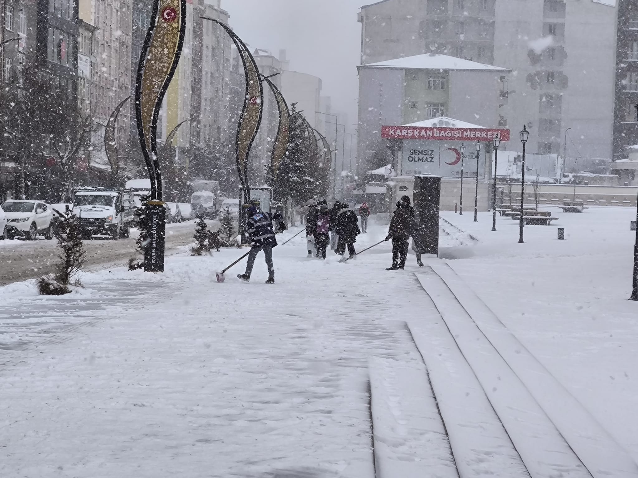 Kars'ta, karla mücadele aralıksız devam ediyor