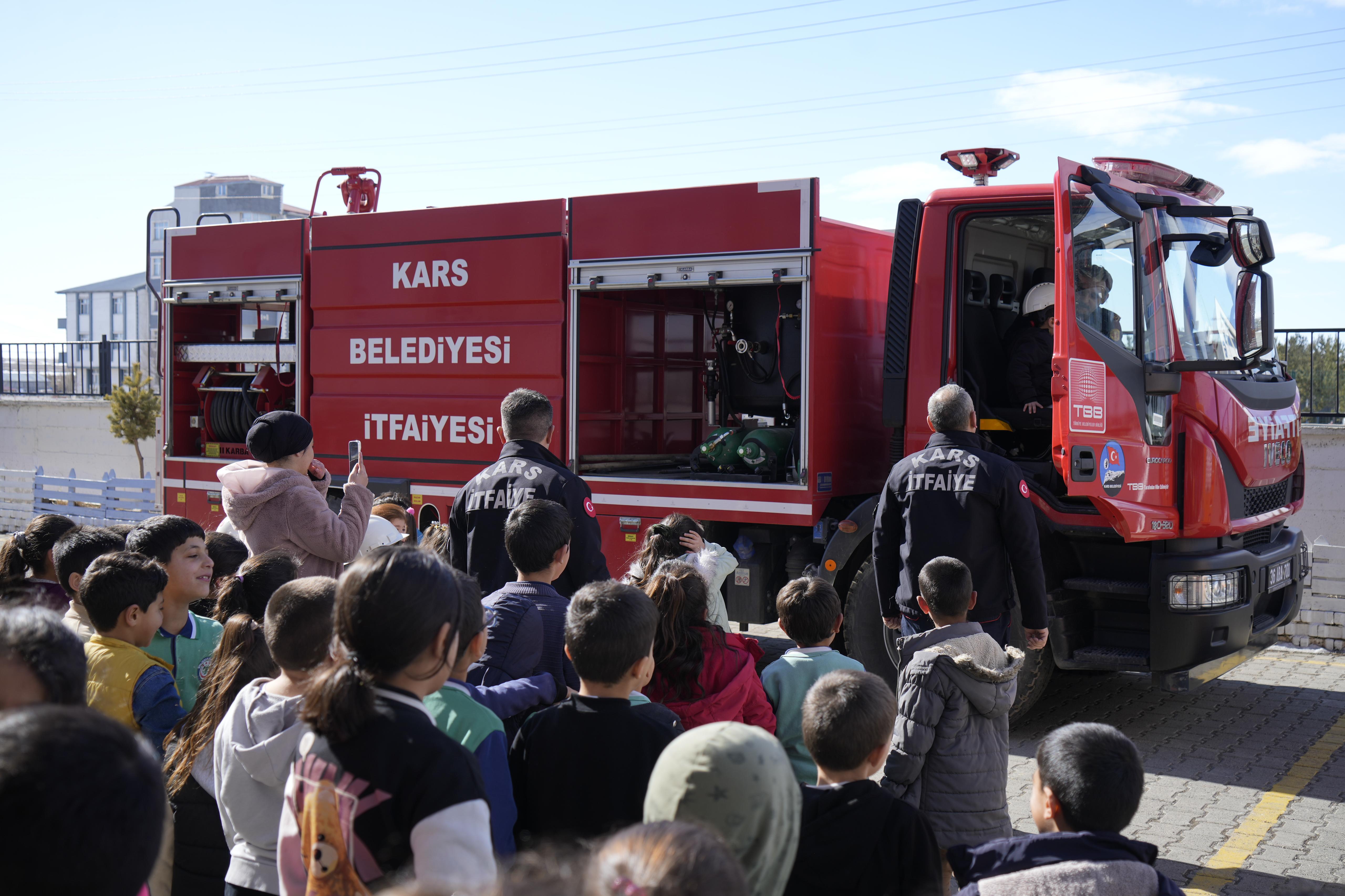 Kars itfaiye ekiplerinden miniklere eğitim