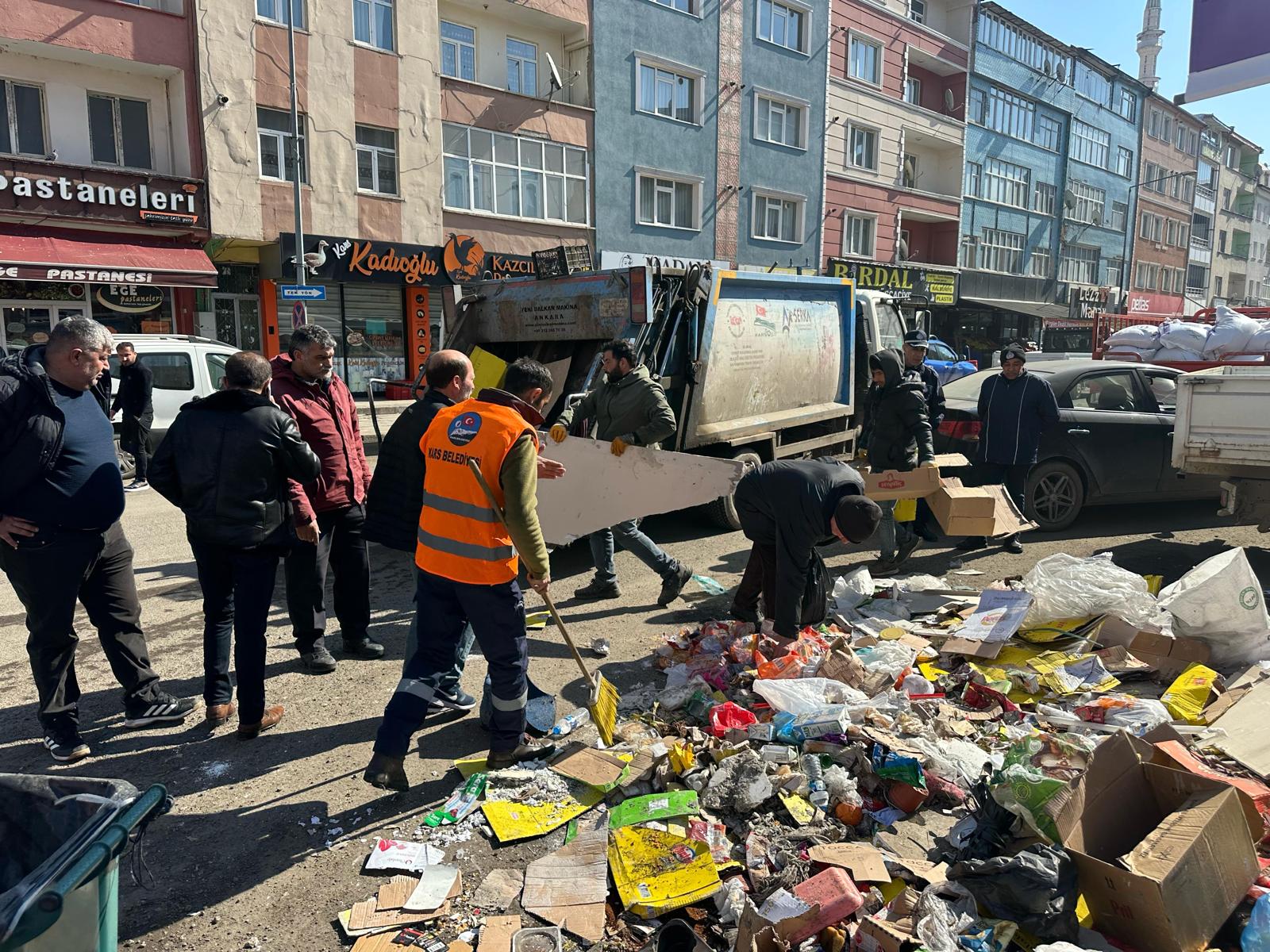 Kars'ta Çöplerini Konteyner Dışına Atan İşletmeye Para Cezası