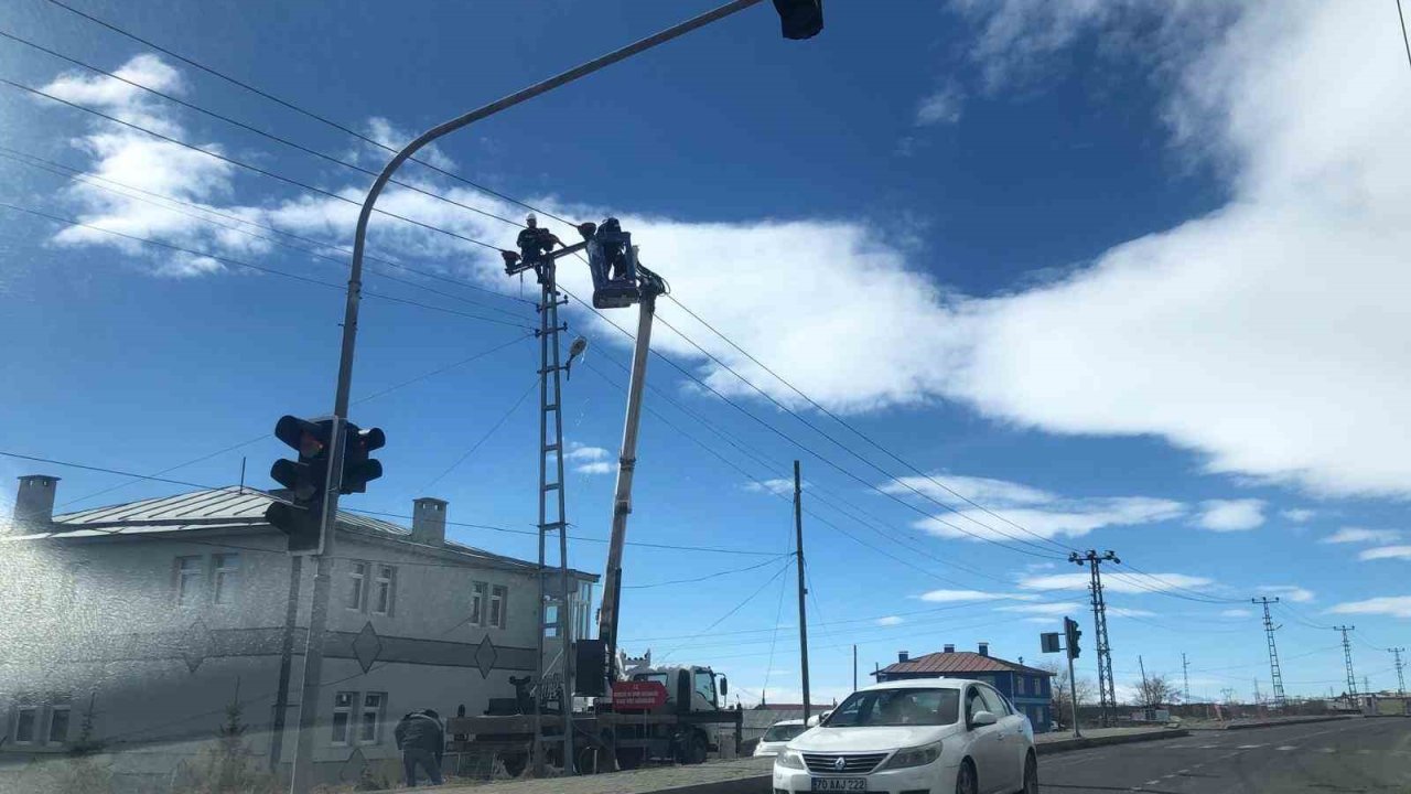 Kars'ta elektrik hatlarında bakım ve onarım çalışmaları devam ediyor